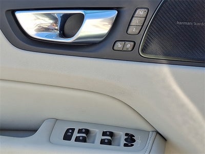 2023 Volvo XC60 B6 Ultimate Bright Theme