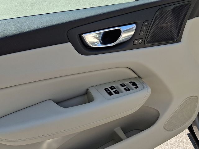 2023 Volvo XC60 B6 Ultimate Dark Theme